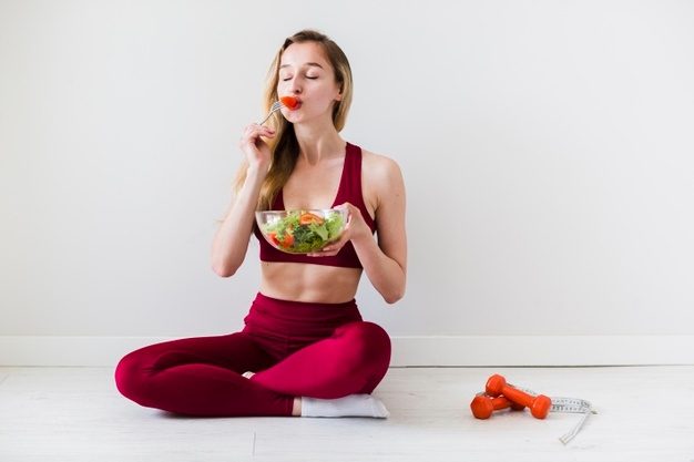 mulher fitness comendo dieta
