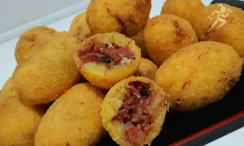Bolinho de mandioca com carne-seca