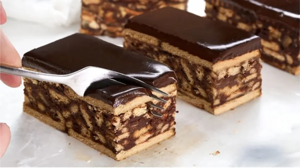 Bolo de chocolate sem forno com biscoito