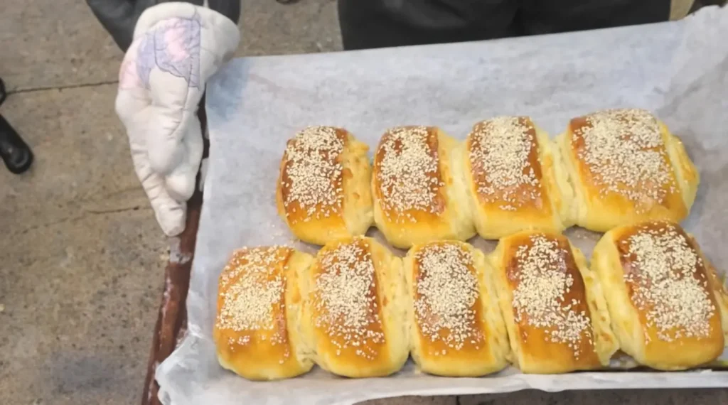 Pão recheado com queijo polvilhado com sementes de gergelim