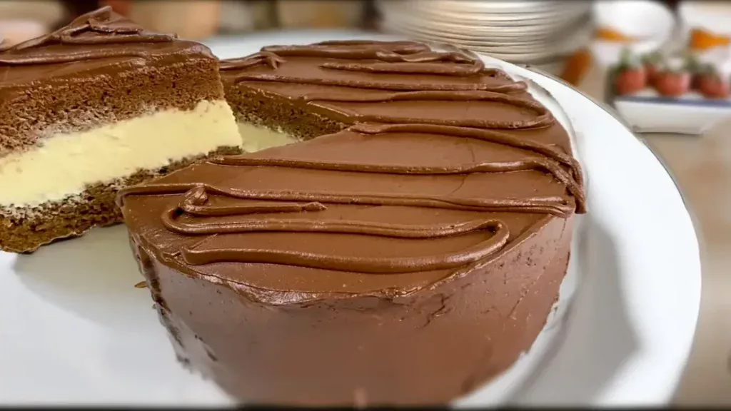 Delicioso bolo de chocolate com creme