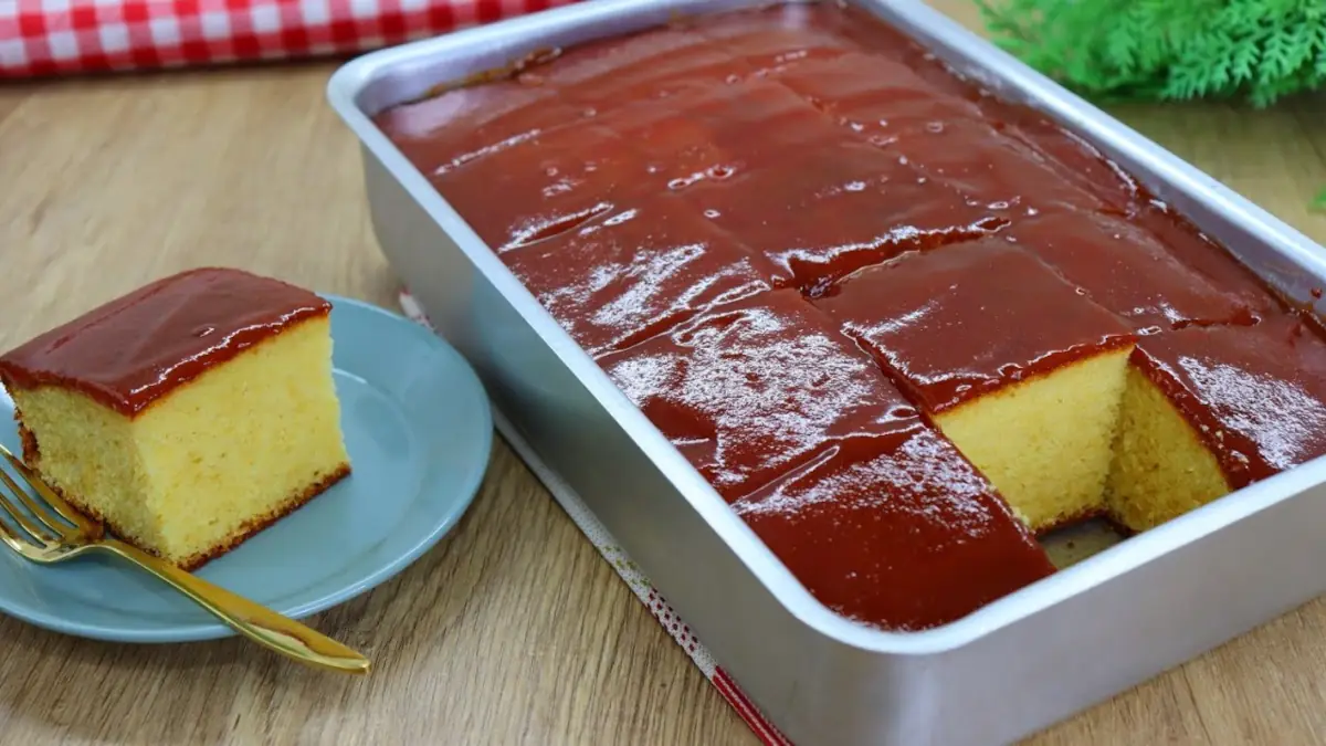 BOLO DE FUBA COM GOIABADA