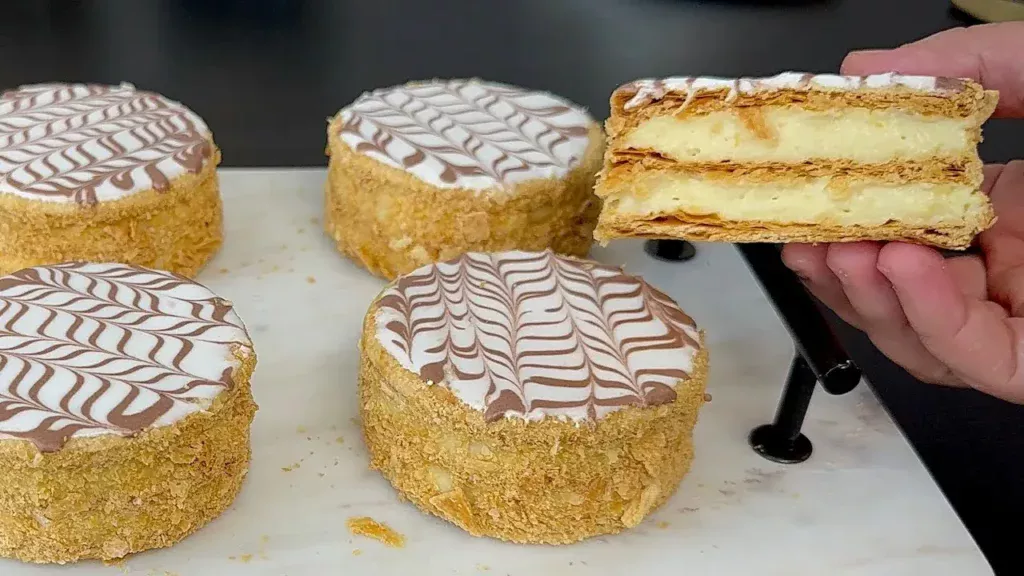 sobremesas estilo mil-folhas com creme de pasteleiro