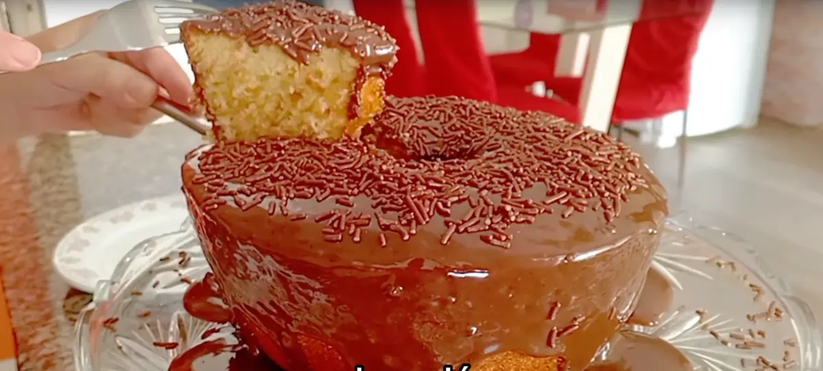 BOLO DE IOGURTE COM CALDA DE BRIGADEIRO